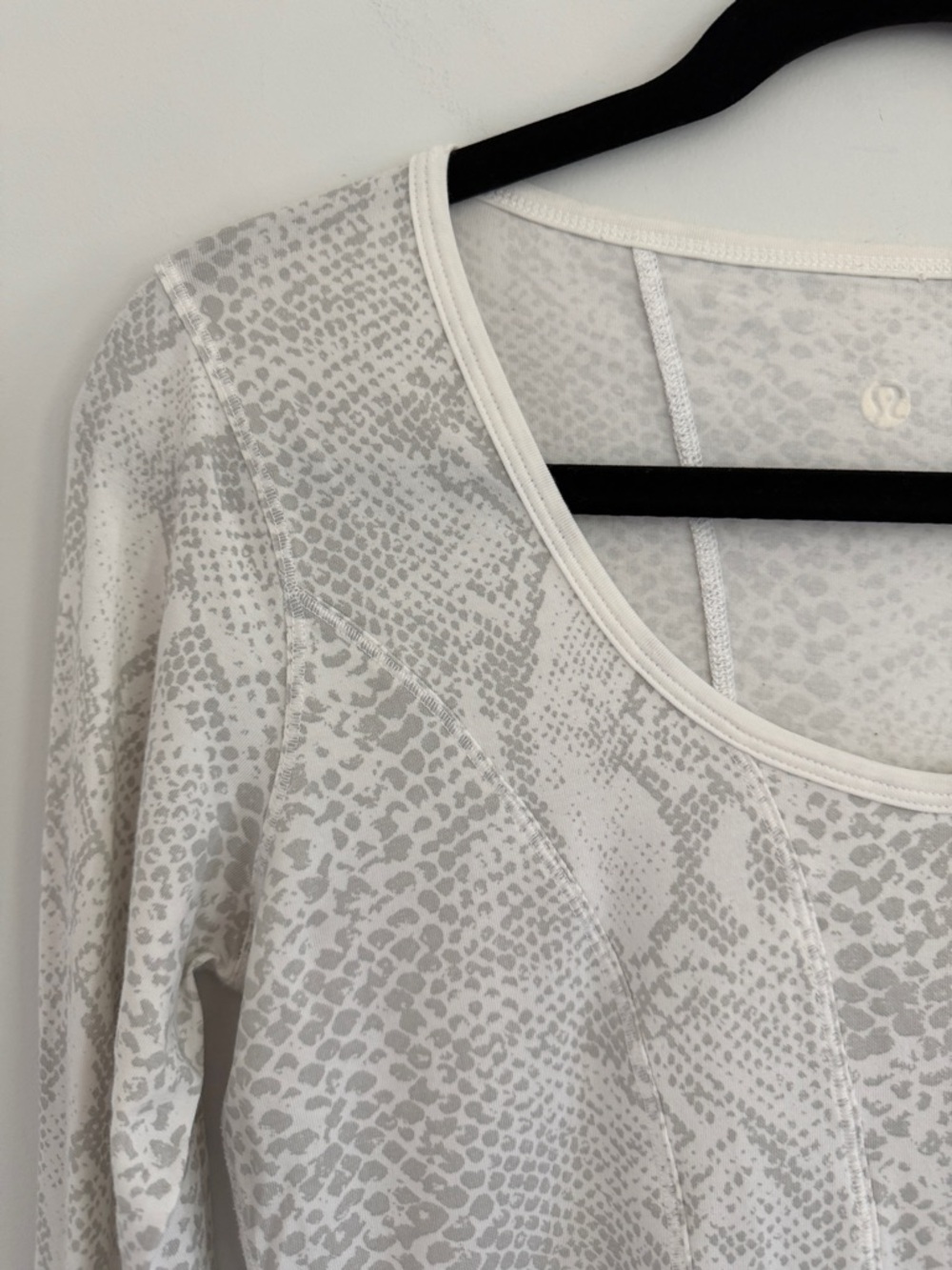Lululemon Between the Lines Long Sleeve Scoop Neck Top in Snake Print Women sz M - Picture 10 of 13